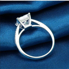 Anello da donna con solitario taglio principessa TCW con accenti in moissanite