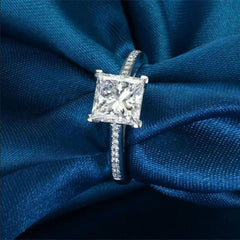 Anello da donna con solitario taglio principessa TCW con accenti in moissanite