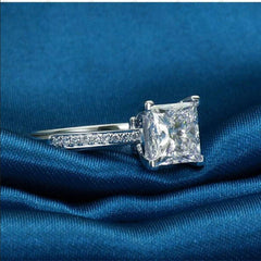 Anello da donna con solitario taglio principessa TCW con accenti in moissanite