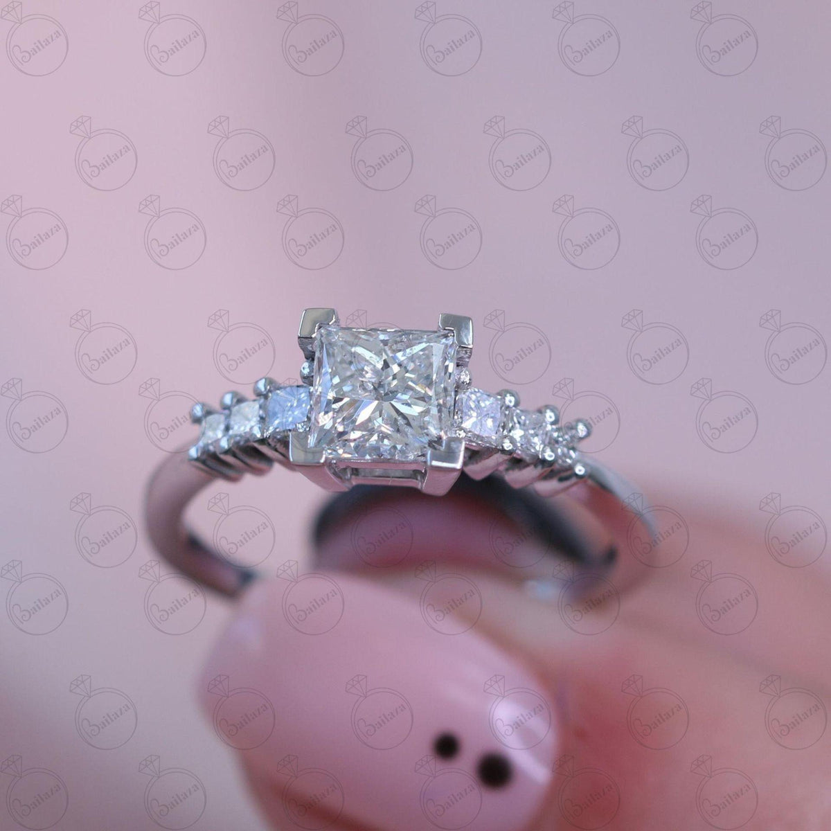 Anello da donna con moissanite solitario taglio principessa da 0,90 TCW con accenti