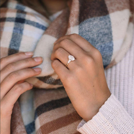 Anello da donna con diamante solitario ovale taglio 2,00 TCW con accenti in laboratorio