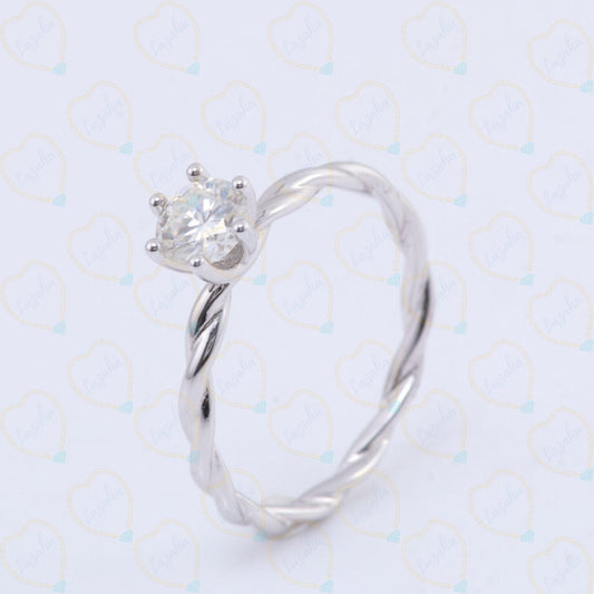 Anello da donna con diamante solitario taglio rotondo TCW da 0,50