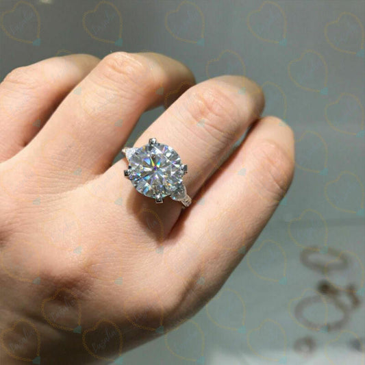 Anello da donna con diamante solitario taglio rotondo TCW 2,80 con accenti in laboratorio