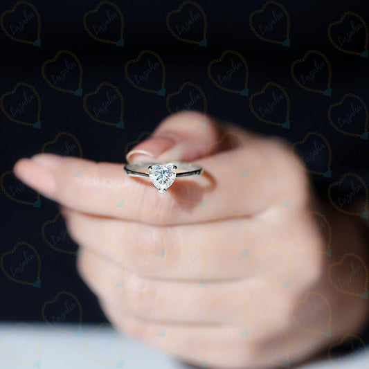 Anello da donna con diamante solitario taglio a cuore creato in laboratorio