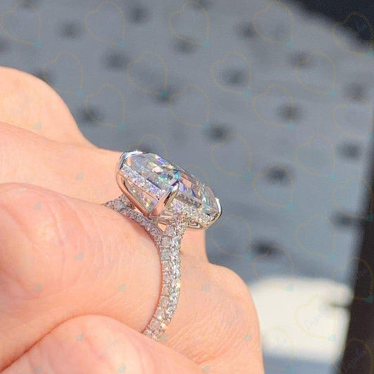 Anello da donna con diamante solitario taglio smeraldo da 2,50 CTW con accenti e diamanti coltivati ​​in laboratorio