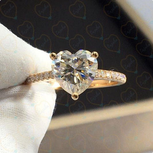 Anello da donna con diamante solitario taglio cuore da 1,50 CTW con accenti e diamanti coltivati ​​in laboratorio