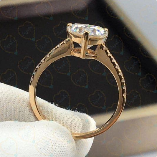 Anello da donna con diamante solitario taglio cuore da 1,50 CTW con accenti e diamanti coltivati ​​in laboratorio