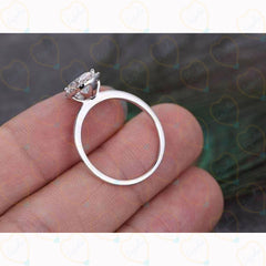 Anello con diamante Halo ovale da 0,80 TCW per donna