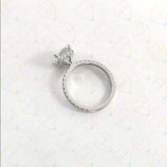 Anello con diamante di laboratorio Hidden Halo taglio cuscino da 2,50 TCW per donna