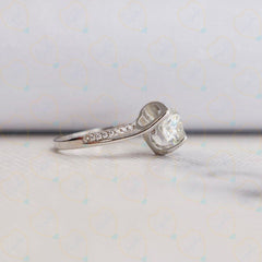 Anello da donna con diamante solitario taglio rotondo TCW 0,90 con accenti, creato in laboratorio