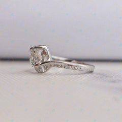 Anello da donna con diamante solitario taglio rotondo TCW 0,90 con accenti, creato in laboratorio