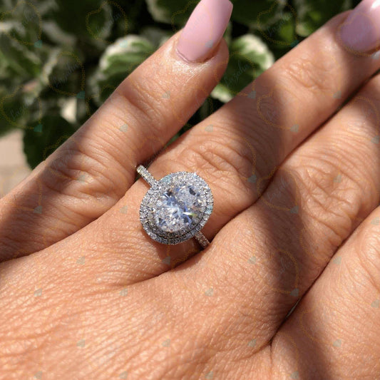 Anello da donna con diamante solitario ovale taglio 2,00 TCW con accenti in laboratorio